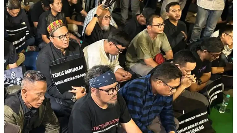 Ratusan-insan-pers-menggelar-doa-bersama-bagi-keselamatan-dan-kabar-baik-rombongan-jurnalis