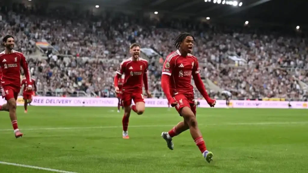Rio-Ngumoha-merayakan-golnya-pada-laga-Liverpool-vs-Newcastle