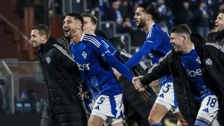 Selebrasi-para-pemain-Como-saat-menang-atas-Lecce-di-Liga-Italia