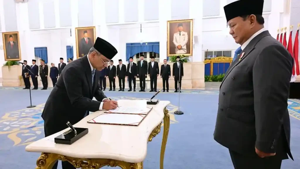 Suahasil-Nazara-menandatangani-berita-acara-pelantikan-Menteri-Keuangan-Prabowo-Subianto
