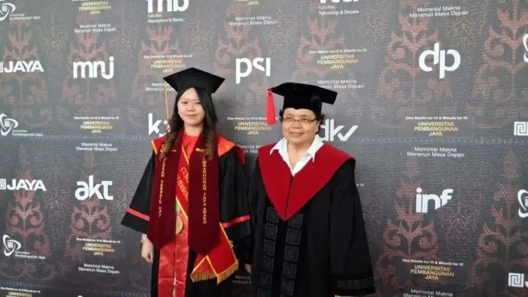 WISUDA-KE-12-Rektor-Universitas-Pembangunan-Jaya