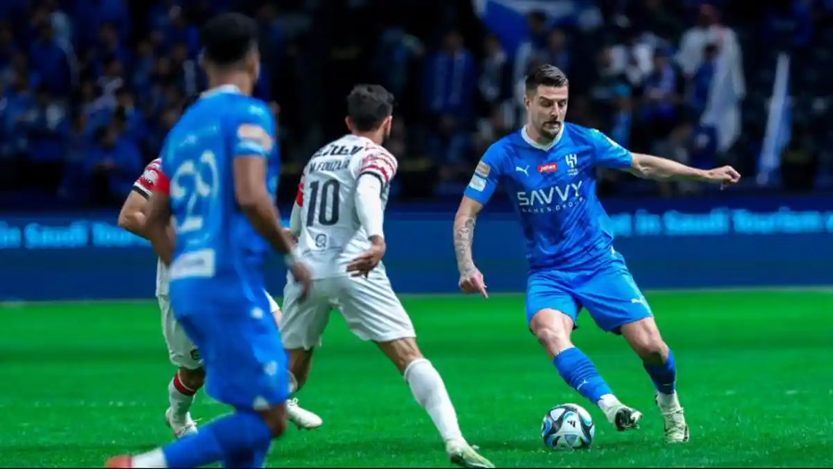 aksi-gelandang-al-hilal-sergej-milinkovic-savic-saat-melawan-al-raed-di-liga-arab-saudi