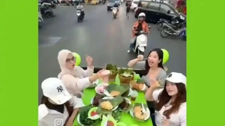 Viral Aksi Sejumlah Perempuan Makan di Mobil Pikap Keliling Tasikmalaya, Ini Kata Polisi