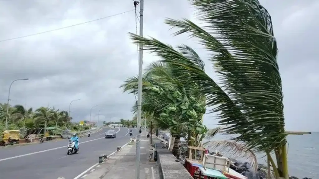pesisir-manado-yang-diterjang-angin-kencang-senin-852023121